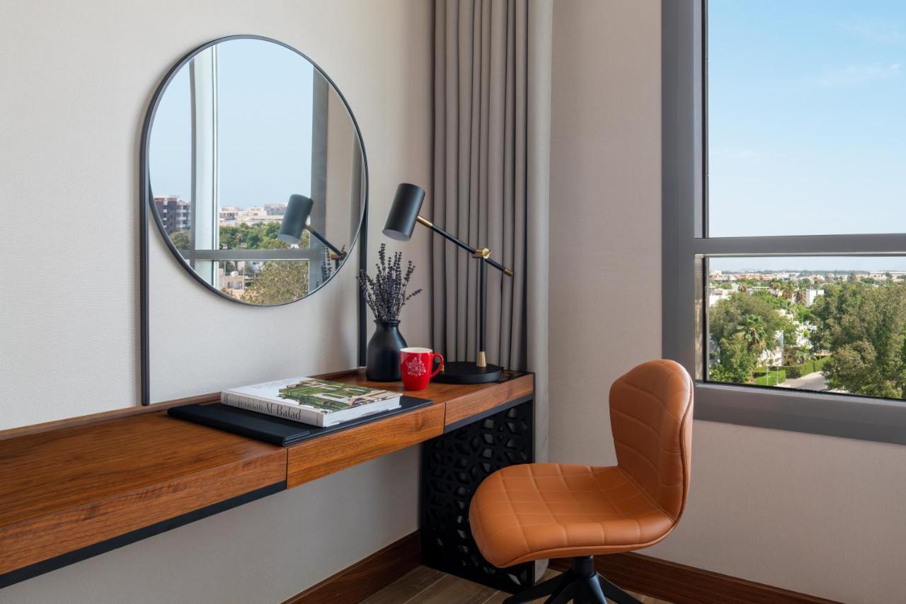 Swissotel Living Jidda Eksteriør bilde A work desk in a hotel room