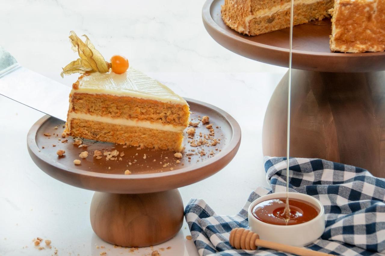 Swissotel Living Jidda Eksteriør bilde Honey being drizzled over a cake