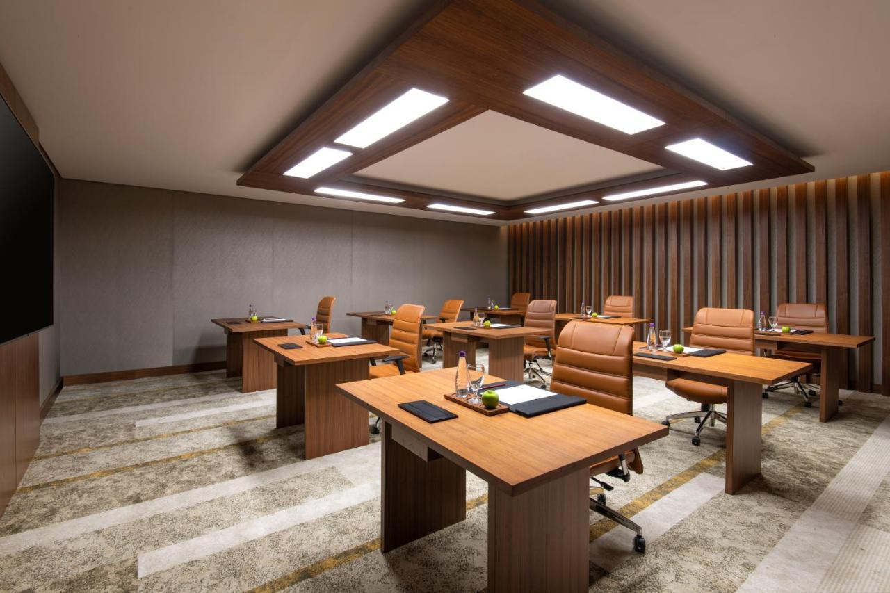 Swissotel Living Jidda Eksteriør bilde Meeting room at the hotel