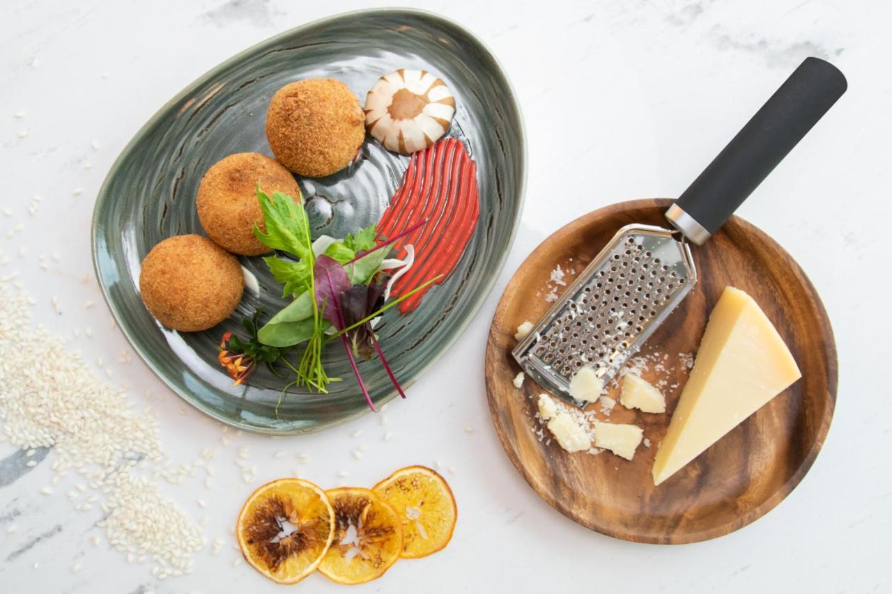 Swissotel Living Jidda Eksteriør bilde A grater in use