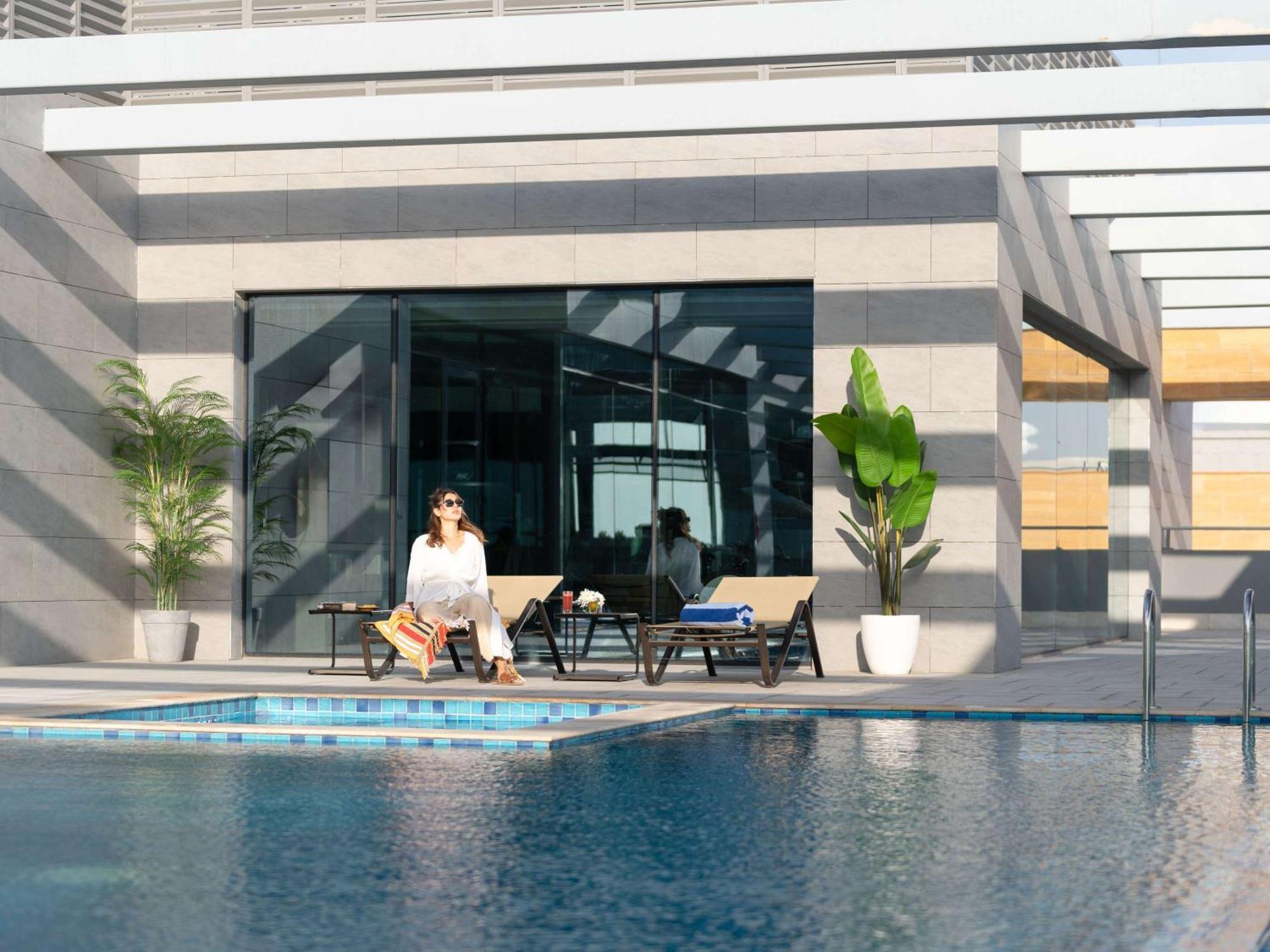 Swissotel Living Jidda Eksteriør bilde The swimming pool at the hotel
