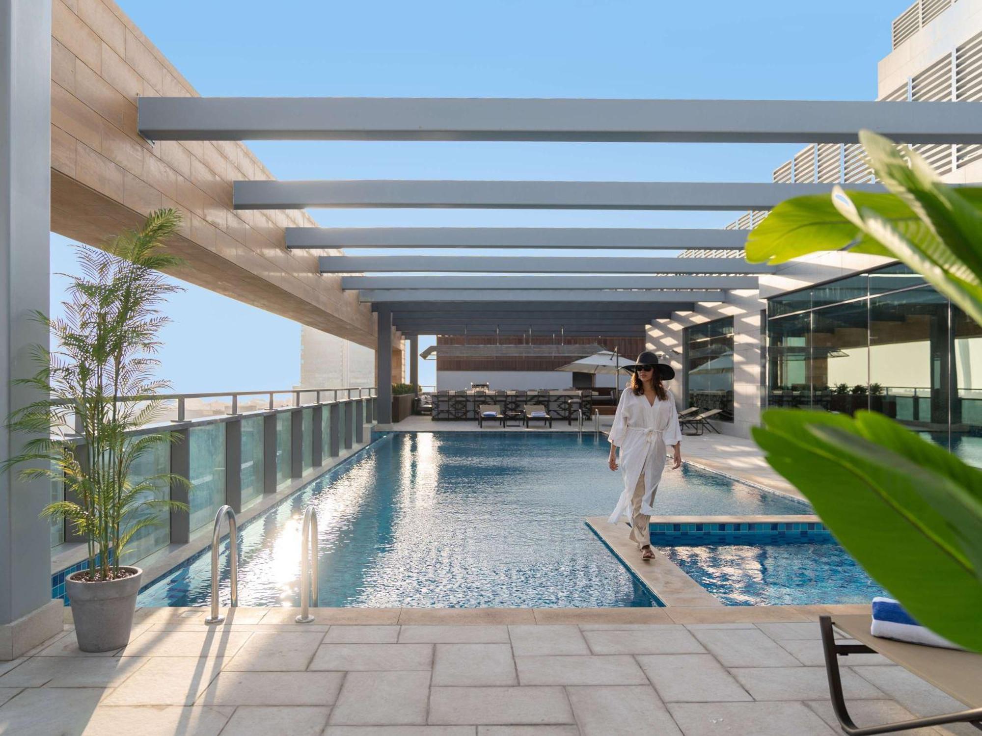 Swissotel Living Jidda Eksteriør bilde The swimming pool at the hotel