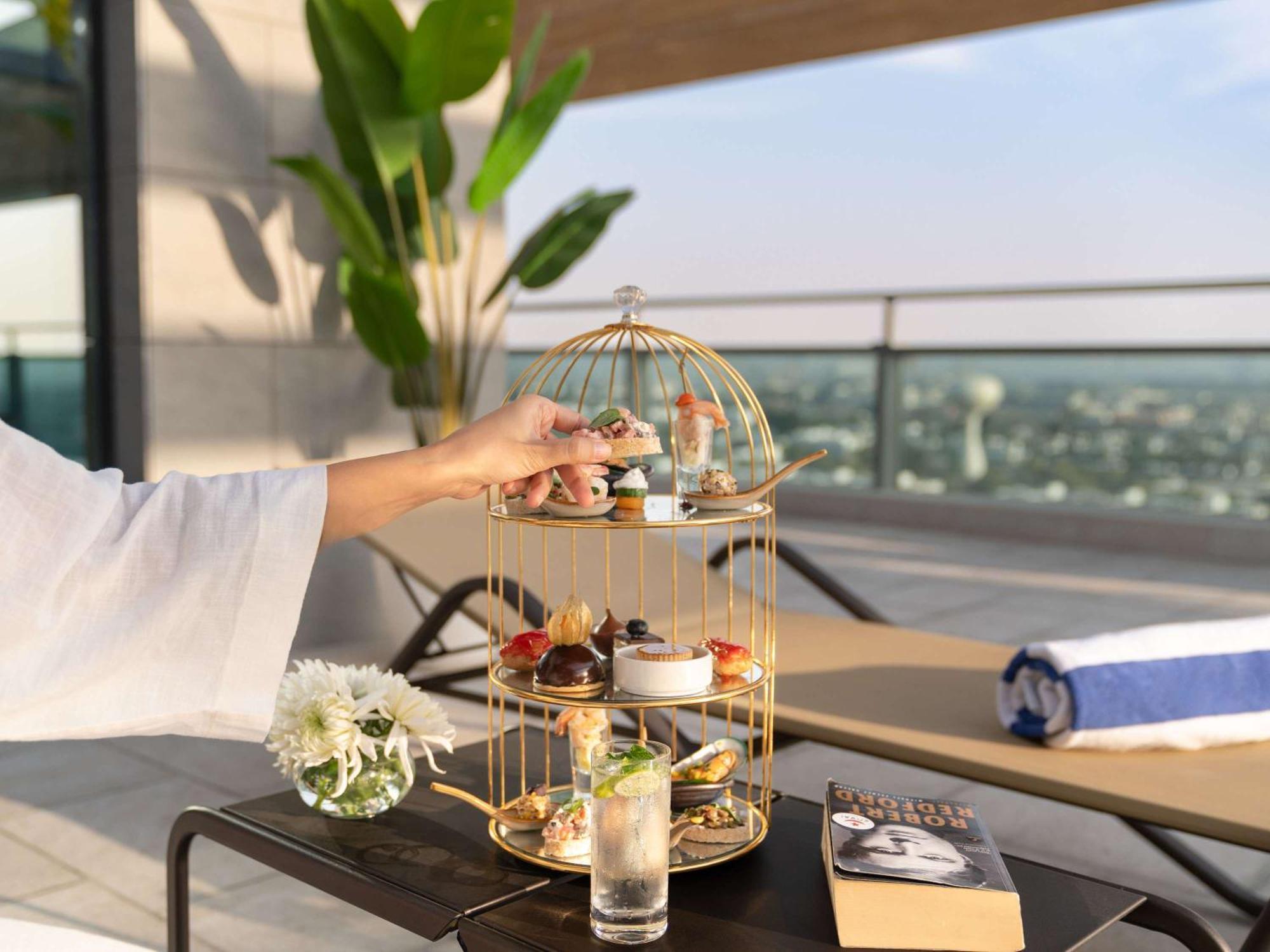 Swissotel Living Jidda Eksteriør bilde Afternoon tea at the pool deck