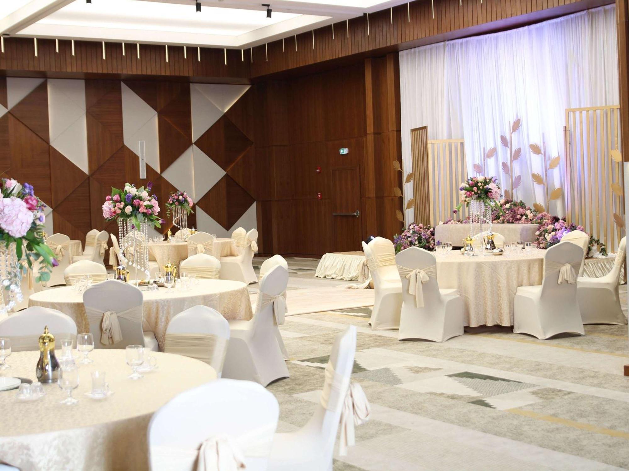 Swissotel Living Jidda Eksteriør bilde A wedding reception at the Grand Ballroom