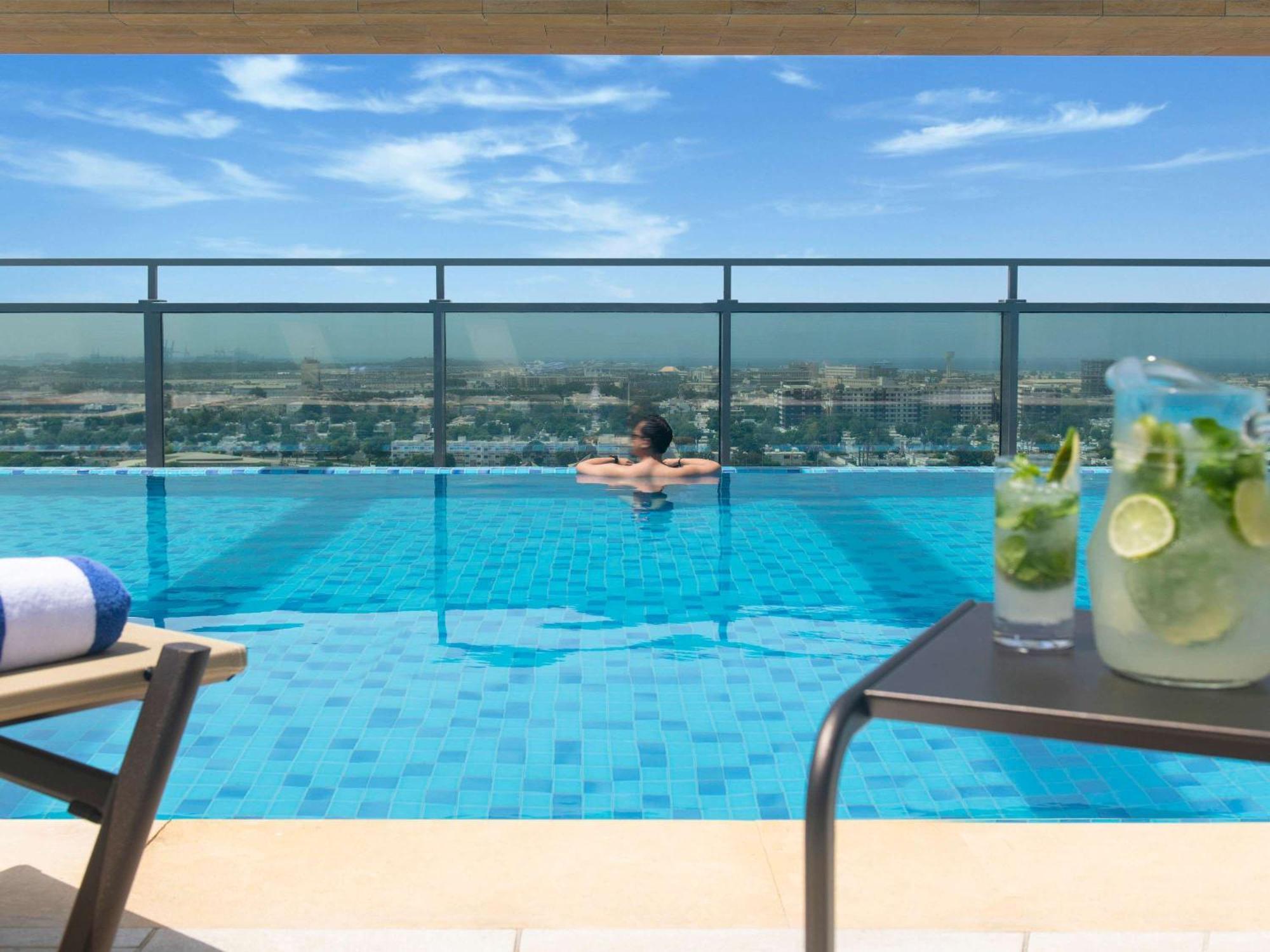 Swissotel Living Jidda Eksteriør bilde The swimming pool at the hotel